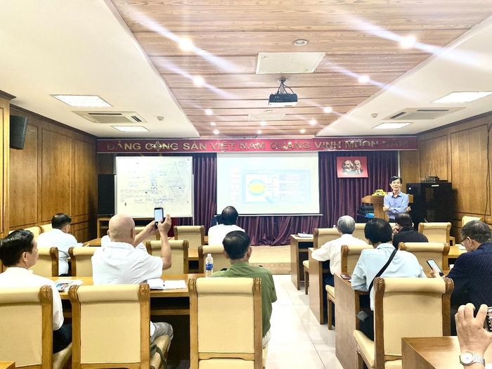 Nhà báo, giảng viên Nguyễn Đức Liên truyền đạt tại buổi tập huấn