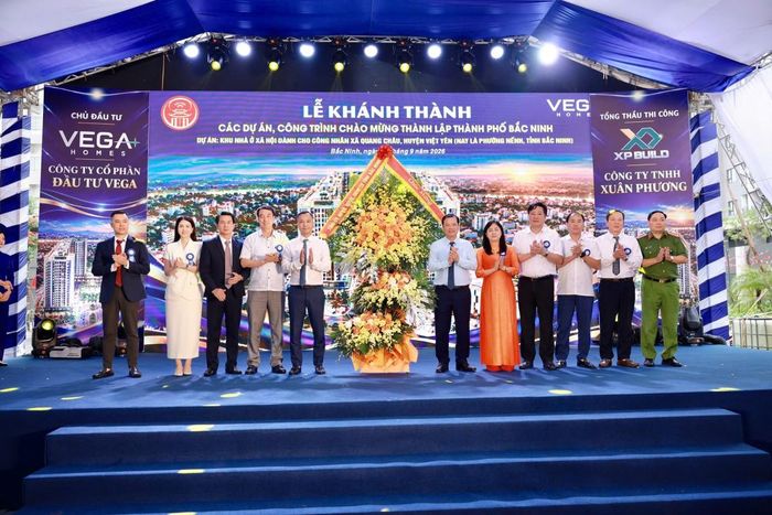 Phó Chủ tịch UBND tỉnh Phan Thế Tuấn tặng hoa chúc mừng chủ đầu tư.