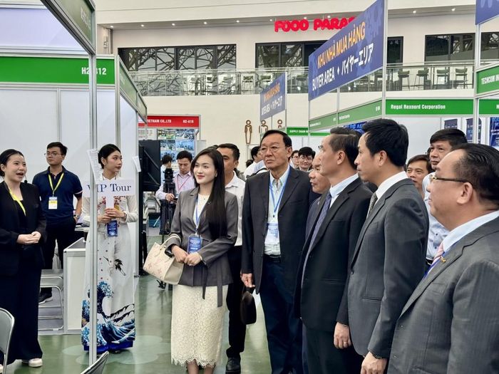 Các đại biểu tham quan gian hàng tại hội chợ.