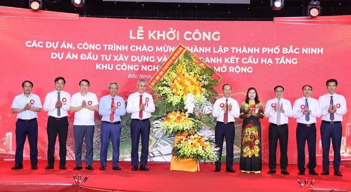 Lãnh đạo tỉnh Bắc Ninh tăng hoa chúc mừng chủ đầu tư. Ảnh: Danh Lam