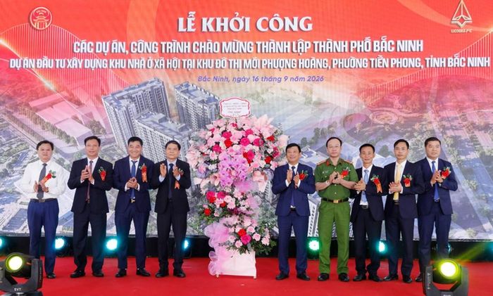 Phó Chủ tịch Ủy ban nhân dân tỉnh Bắc Ninh Ngô Tân Phượng và đại diện lãnh đạo các sở, ban, ngành của tỉnh tặng hoa chúc mừng chủ đầu tư dự án.