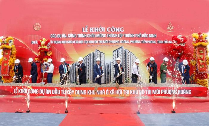 Các đại biểu thực hiện nghi thức khởi công dự án.