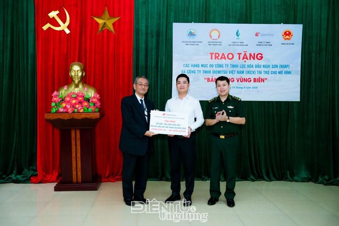 Đại diện chính quyền địa phương nhận biểu trưng đèn năng lượng do ông Egashira Hideaki trao tặng