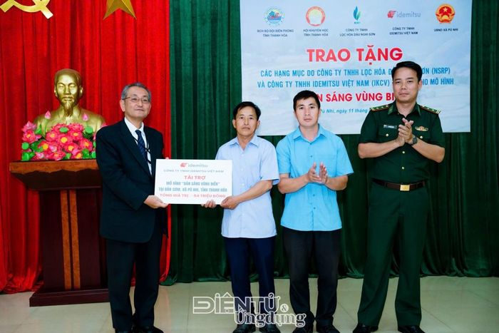 ông Egashira Hideaki - Tổng Giám đốc IKCV đã trực tiếp trao tặng hệ thống đèn chiếu sáng cho đại diện bản Cơm