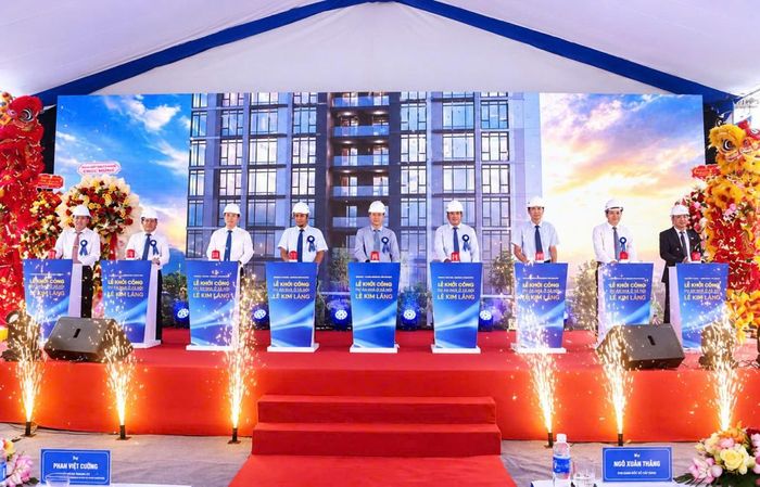 Các đại biểu thực hiện nghi thức ấn nút, chính thức khởi công dự án Nhà ở xã hội Lê Kim Lăng. (Ảnh: MC)