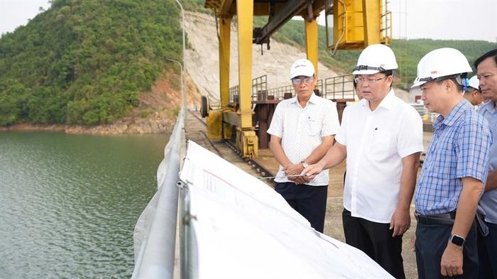 Chủ tịch UBND thành phố Lê Trí Thanh kiểm tra tại hồ thủy điện Hương Điền