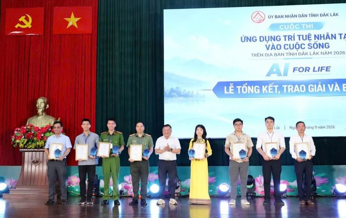  Ban Tổ chức trao giải cho các tác giả, nhóm tác giả có sản phẩm xuất sắc tại Cuộc thi AI for Life tỉnh Đắk Lắk năm 2026. 
