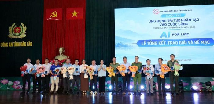  Phó Bí thư Tỉnh ủy Huỳnh Thị Chiến Hòa tặng hoa các thành viên Ban Tổ chức và Ban Giám khảo cuộc thi. 