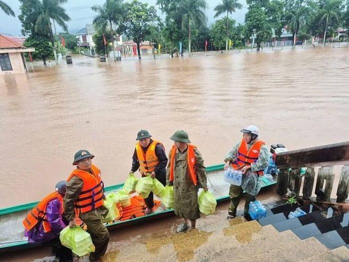 Chiều 13/9, Đồn Biên phòng Cửa khẩu quốc tế Lao Bảo hỗ trợ người dân vùng lũ Quảng Trị