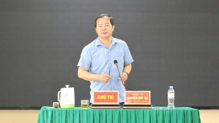Ông Nguyễn Đức An, Bí thư Đảng ủy xã Kim Bảng phát biểu kết luận hội nghị, yêu cầu triển khai công tác giải phóng mặt bằng quyết liệt, rõ người, rõ việc, rõ thời gian hoàn thành.