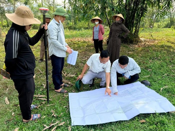 Lãnh đạo xã Kim Bảng kiểm tra tiến độ công tác giải phóng mặt bằng phục vụ Dự án đường bộ cao tốc Vinh - Thanh Thủy trên địa bàn xã.
