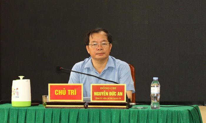 Ông Nguyễn Đức An, Tỉnh ủy viên, Bí thư Đảng ủy xã Kim Bảng chủ trì hội nghị.