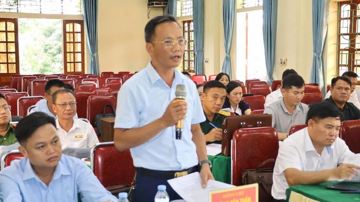 Ông Đặng Văn Tuấn, Phó Chủ tịch UBND xã Kim Bảng trao đổi những khó khăn trong xác định nguồn gốc đất, xây dựng phương án bồi thường và bố trí tái định cư cho các hộ bị ảnh hưởng.