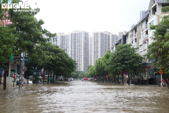 Đường biến thành sông sau trận mưa lớn suốt đêm. (Ảnh: Minh Đức)