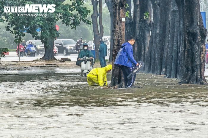 Lực lượng chức năng túc trực để xử lý. (Ảnh: Minh Quang)