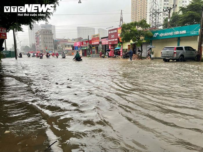 Phố biến thành sông tại khu vực Xa La, Yên Xá. (Ảnh: Đắc Huy)
