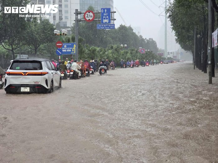 Theo ghi nhận của PV Báo Điện tử VTC News, đến 7h30, trời vẫn mưa xối xả khiến đường Tố Hữu ngập khoảng 40-50cm. (Ảnh: Đắc Huy)