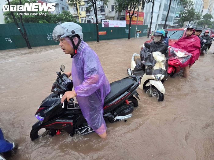 Nhiều đoạn ngập mênh mông, khiến không ít người chấp nhận đi làm muộn vì không thể di chuyển qua khu vực ngập sâu. (Ảnh: Đắc Huy)
