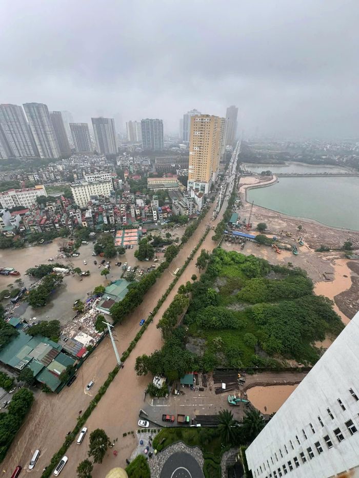 Đường Tố Hữu, Hà Đông lúc 6h30 sáng nay, nhiều phương tiện bị chết máy khi cố đi qua đoạn ngập sâu.