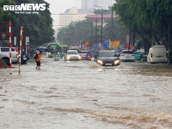 Tỉnh lộ 70 đoạn qua Khu đô thị Xa La (Hà Đông) cũng mênh mông nước. (Ảnh: Minh Đức)