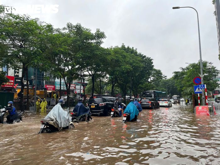 Người dân vất vả di chuyển trong giờ cao điểm sáng. (Ảnh: Minh Đức)