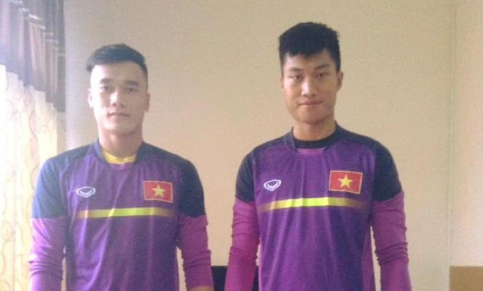Nguyễn Bá Minh Hiếu (bên phải) là thủ môn dự bị cho Bùi Tiến Dũng ở U20 Việt Nam.