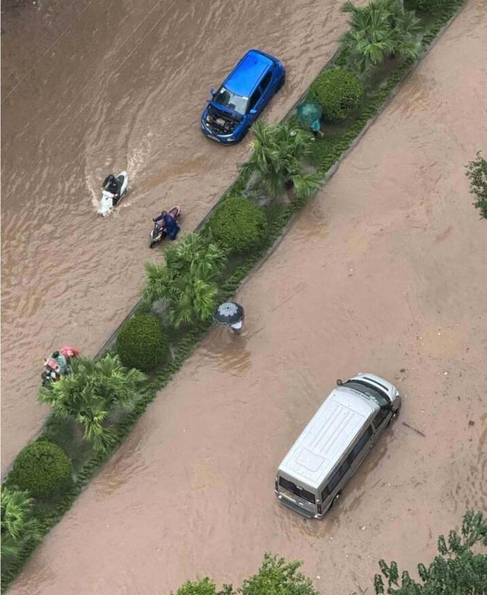 Hà Nội mưa cả đêm không ngớt, loạt tuyến phố ngập úng gây khó khăn đi lại cho phụ huynh, học sinh.