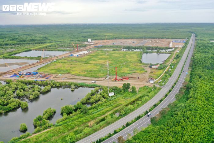 Cùng với các công trình như khu lấn biển, cảng quốc tế Cần Giờ và đường vượt biển, tuyến metro Bến Thành - Cần Giờ được kỳ vọng tăng cường kết nối từ khu vực trung tâm TP.HCM đến Cần Giờ và khu vực Đông Nam Bộ, phục vụ nhu cầu đi lại, vận tải và phát triển du lịch.