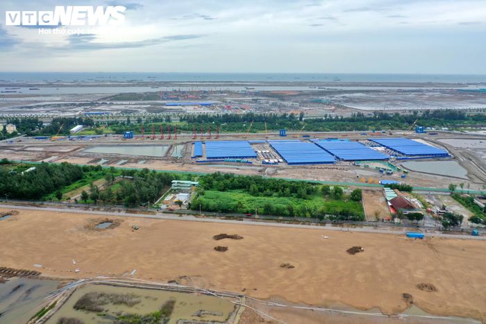 Tại khu vực depot Cần Giờ, một trong những hạng mục quan trọng của dự án, máy móc cũng đã được huy động phục vụ thi công. Depot có chức năng tập kết, bảo dưỡng, sửa chữa các đoàn tàu, đồng thời bố trí Trung tâm điều hành khai thác (OCC), phục vụ quản lý và vận hành tuyến đường sắt trong tương lai.