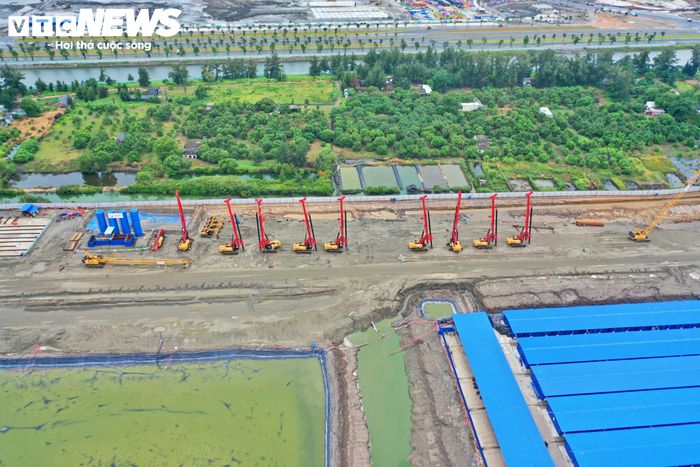 Khu vực ga Cần Giờ rộng khoảng 1,2 ha cũng đã có máy móc phục vụ thi công. Nhà ga được thiết kế gồm 4 đường ray, trong đó có 2 đường chính tuyến và 2 đường đón, gửi tàu. Cạnh nhà ga là khu Depot và Trung tâm điều hành vận tải (OCC) với tổng diện tích khoảng 25,5 ha.