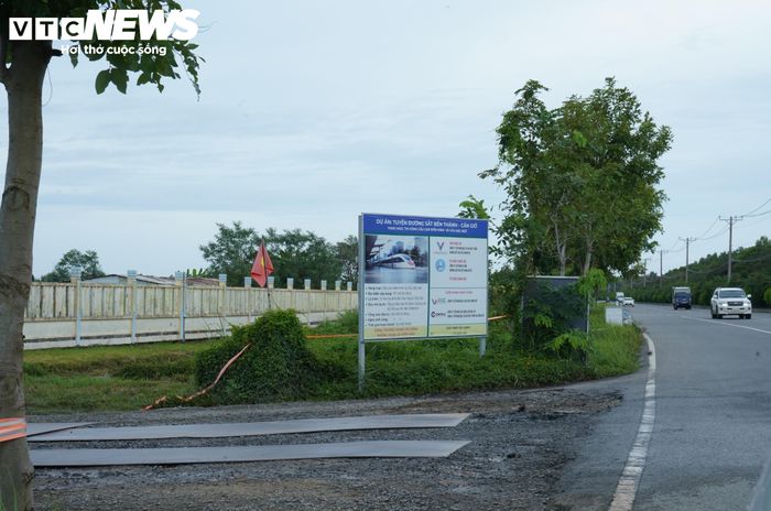 Tuyến đường sắt Bến Thành - Cần Giờ bắt đầu từ ga Bến Thành và kết thúc tại depot Cần Giờ. Trong giai đoạn 1, dự án xây dựng 2 nhà ga gồm Bến Thành và Cần Giờ, cùng depot và Trung tâm điều hành khai thác (OCC) đặt tại Cần Giờ.