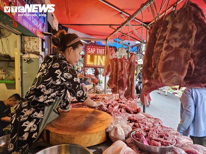 Thịt heo chênh giá nhau từ vài chục đến cả trăm nghìn đồng/kg tại 2 khu chợ.