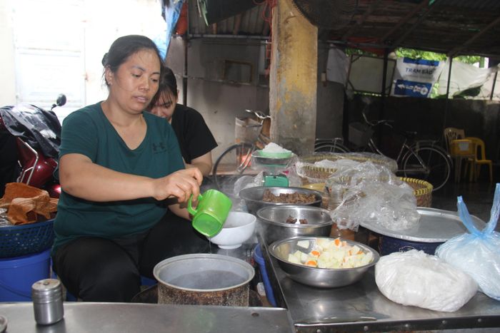 Quán bún chả của chị Ngô Thị Hải.