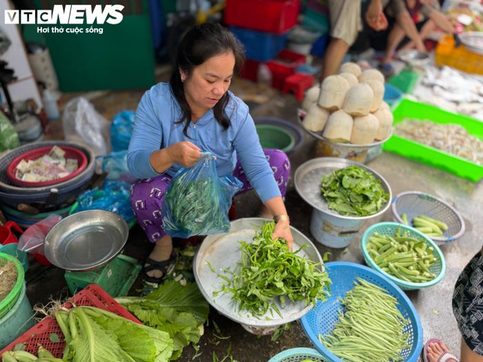 Rau muống được bán với giá 12.000 đồng/kg trong khi ở một số chợ truyền thống khác có giá 20.000 đồng/kg