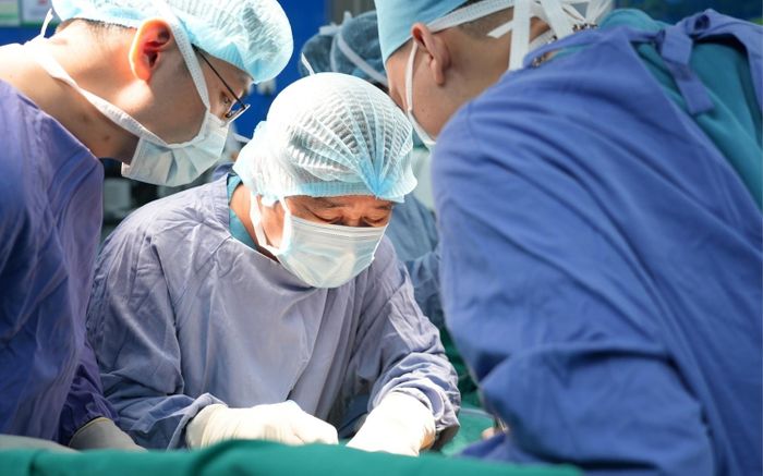 TS.BS Đỗ Tuấn Anh và ê-kíp phẫu thuật bóc tách khối nang tụy cho người bệnh.