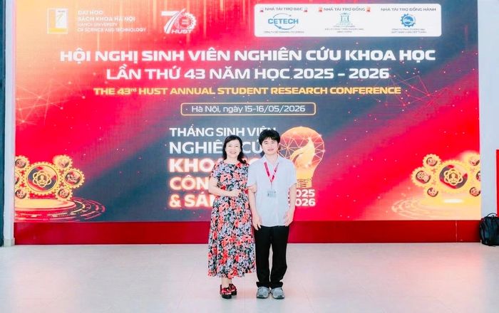 Cảnh Hải và cô hướng dẫn PGS.TS Nguyễn Thị Thu Thủy tại Hội nghị sinh viên nghiên cứu khoa học lần thứ 43.