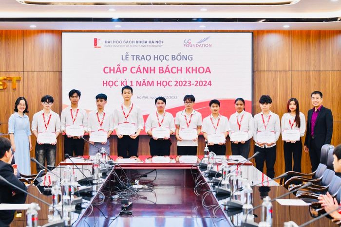 Lê Cảnh Hải (thứ 5 từ phải sang) nhận học bổng chắp cách Bách khoa năm 2023-2024.