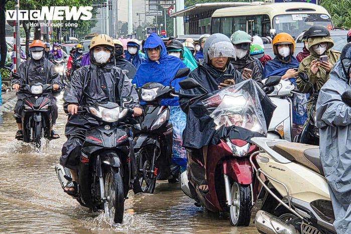 Một số học sinh, sinh viên đến lớp muộn; nhiều người đi làm quần áo ướt sũng sau khi vượt qua các điểm ngập.