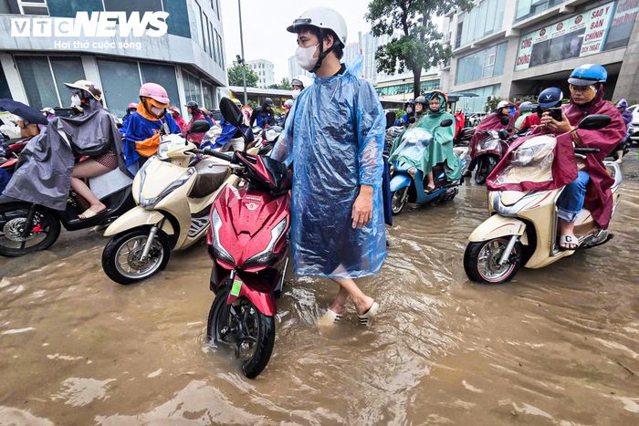 Theo Công ty TNHH MTV Thoát nước Hà Nội, từ đêm 16 đến rạng sáng 17/9, Hà Nội có mưa lớn, lượng mưa phổ biến 80-160mm, một số nơi gần 200mm. Đến 6h ngày 17/9, nhiều điểm ngập được ghi nhận tại Từ Liêm, Cầu Giấy, Mỹ Đình, Triều Khúc, Võ Chí Công, Tố Hữu, Lương Thế Vinh cùng một số tuyến phố nội thành.