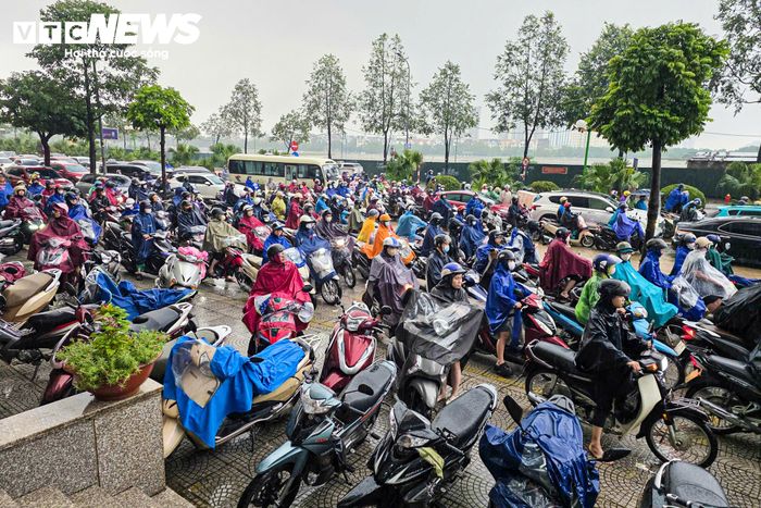 Đến gần 9h cùng ngày, tại khu vực này vẫn xảy ra ùn tắc kéo dài. 