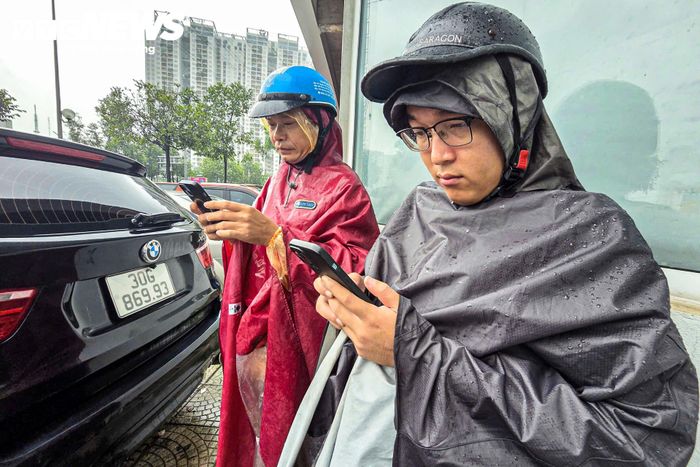 Tình cảnh tương tự xảy ra với anh Long, 29 tuổi, ở khu vực Cầu Tó, làm việc tại Cầu Giấy. Không thể vượt qua đoạn đường ngập, anh phải nhắn tin xin cấp trên cho đi làm muộn và cũng chưa biết khi nào có thể tiếp tục hành trình đến cơ quan.