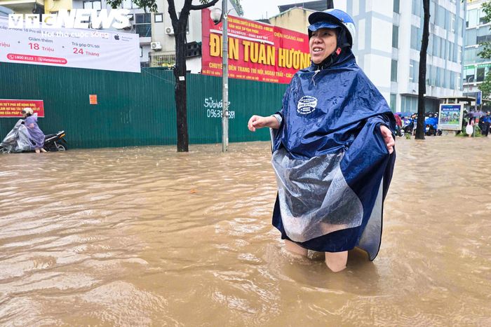 Chị Minh, bác sĩ Bệnh viện Việt Đức, cho biết sáng nay chị phải gửi xe tại hầm một chung cư trên đường Tố Hữu rồi đi bộ qua đoạn ngập để bắt Grab đến cơ quan. Theo chị, từ nhà ở An Khánh đến khu vực này đã mất gần 30 phút vì đường ngập. Khi tới đây, xe máy chết máy, chị còn suýt ngã do nước từ ô tô chạy qua tạo sóng. “Xe chết máy, lại còn suýt ngã khi sóng từ ô tô đánh tới. Tôi phải gửi xe ở đây để đi bộ ra chỗ không ngập để bắt Grab đến bệnh viện”, chị Minh nói.