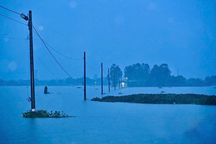 Nước sông Hoàng Long dâng cao (Ảnh chụp tại khu vực tràn Lạc Khoái lúc 6h ngày 17/9). Ảnh: Ngọc Linh