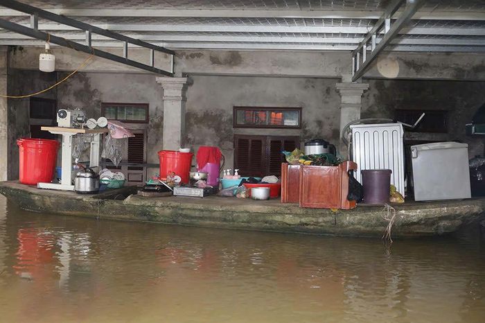Các hộ dân của thôn Bình An, xã Phú Sơn bị ảnh hưởng ngập úng do mưa lũ. (Ảnh: Đinh Huyền)
