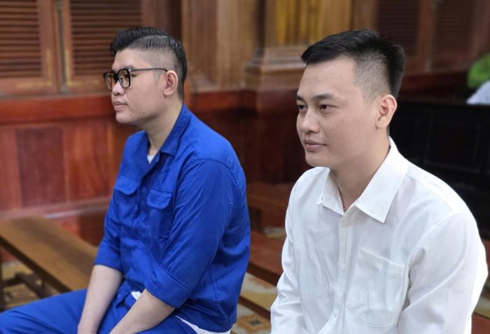 ‘Trùm buôn siêu xe’ Phan Công Khanh (áo trắng) tại phiên tòa. (Ảnh: A.T)