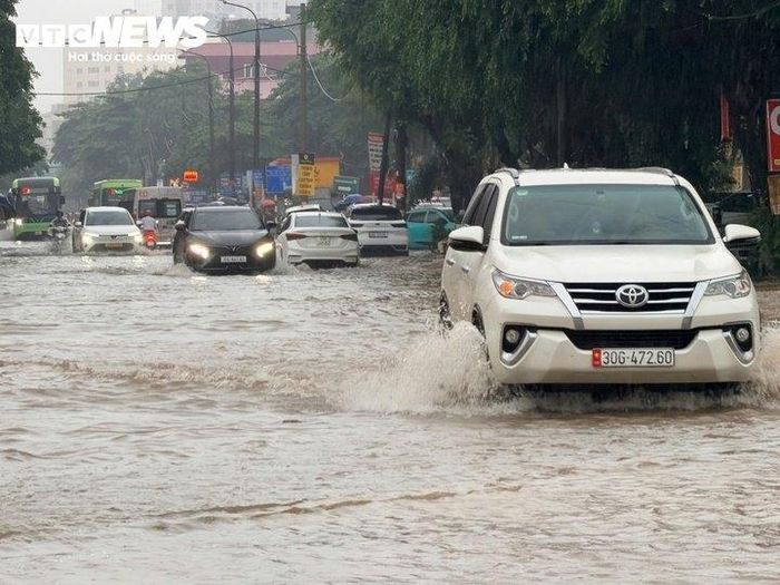 Tuyệt đối không tăng ga đột ngột để tránh tạo sóng nước tràn ngược vào khoang hút gió của động cơ.