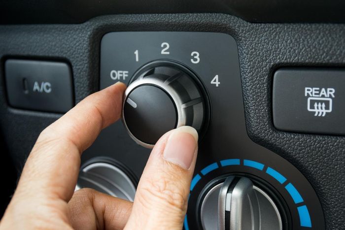 Người lái cần tắt điều hòa và duy trì tốc độ chậm, đều ga khi điều khiển xe qua các đoạn đường ngập úng.