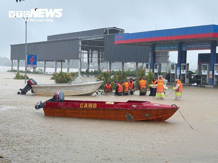 Lực lượng chức năng đang tập trung tối đa nhân lực phương tiện để ứng phó với mưa lũ diễn biến phức tạp ở xã Kim Tân