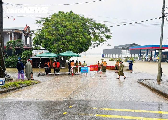 Hàng loạt tuyến đường huyết mạch ở Kim Tân bị ngập sâu gây cô lập