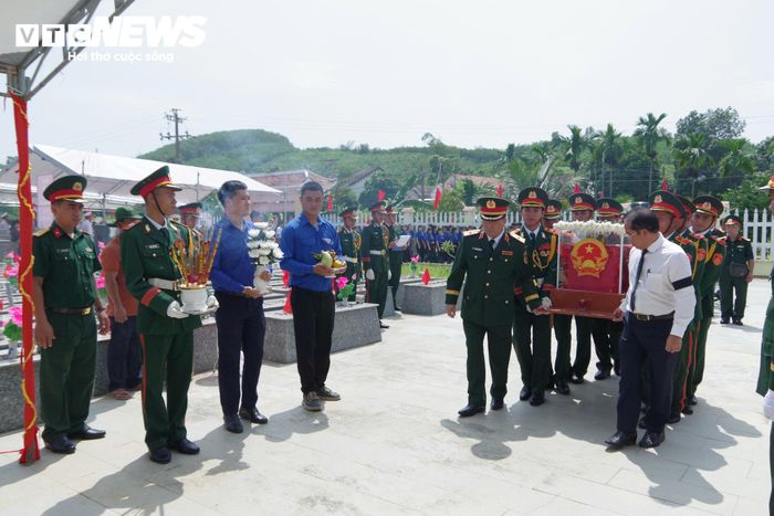 Lễ truy điệu, an táng 17 hài cốt liệt sĩ. (Ảnh: Quang Cường)